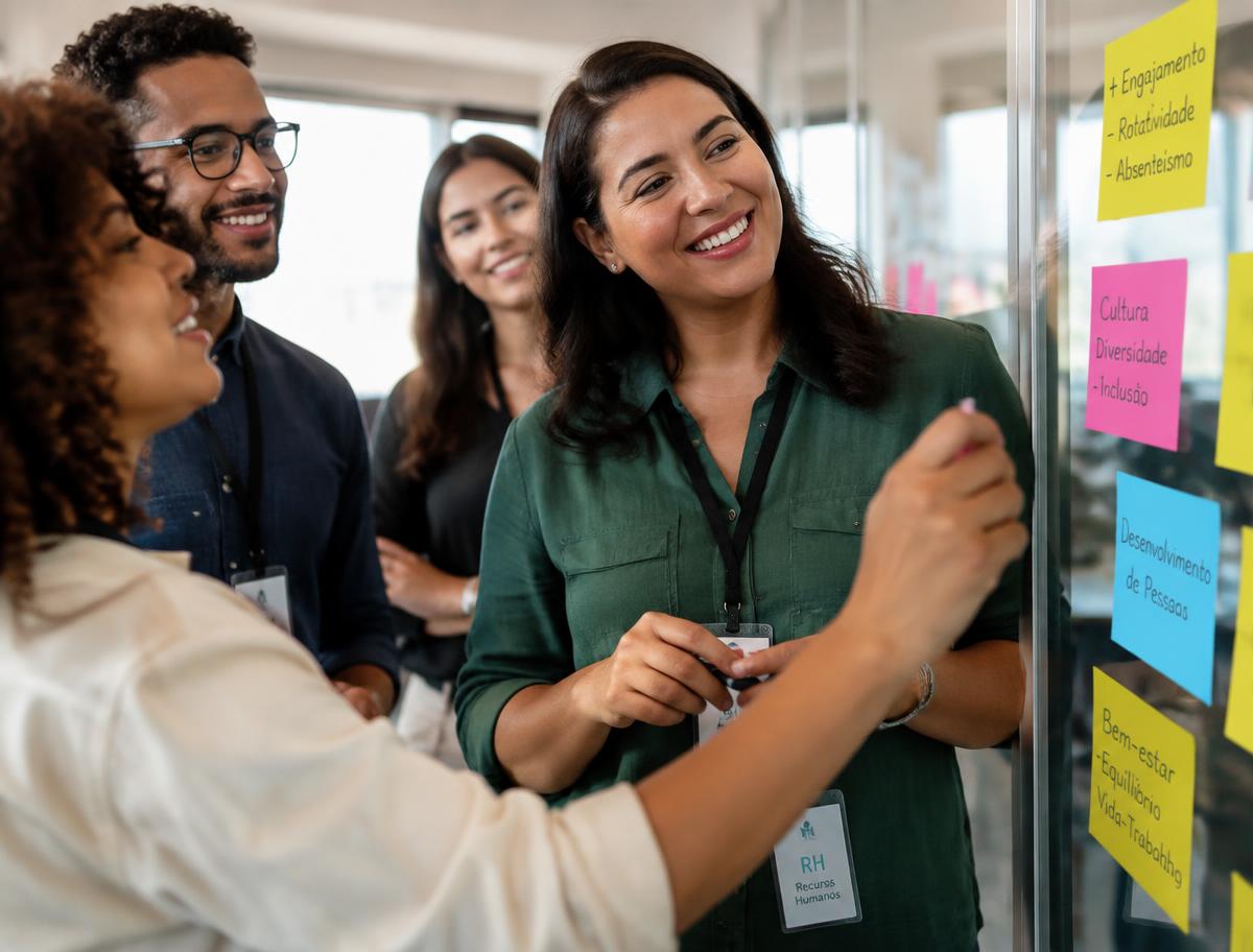 Equipe de RH em dinâmica de desenvolvimento